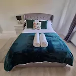 Molineux House 4 Bed With 2 Ensuite Bedrooms, Sleeps 7, Private Gated Parking, Spacious Garden, 5 Mins Walk From Broadgreen Train Station, Close To M62