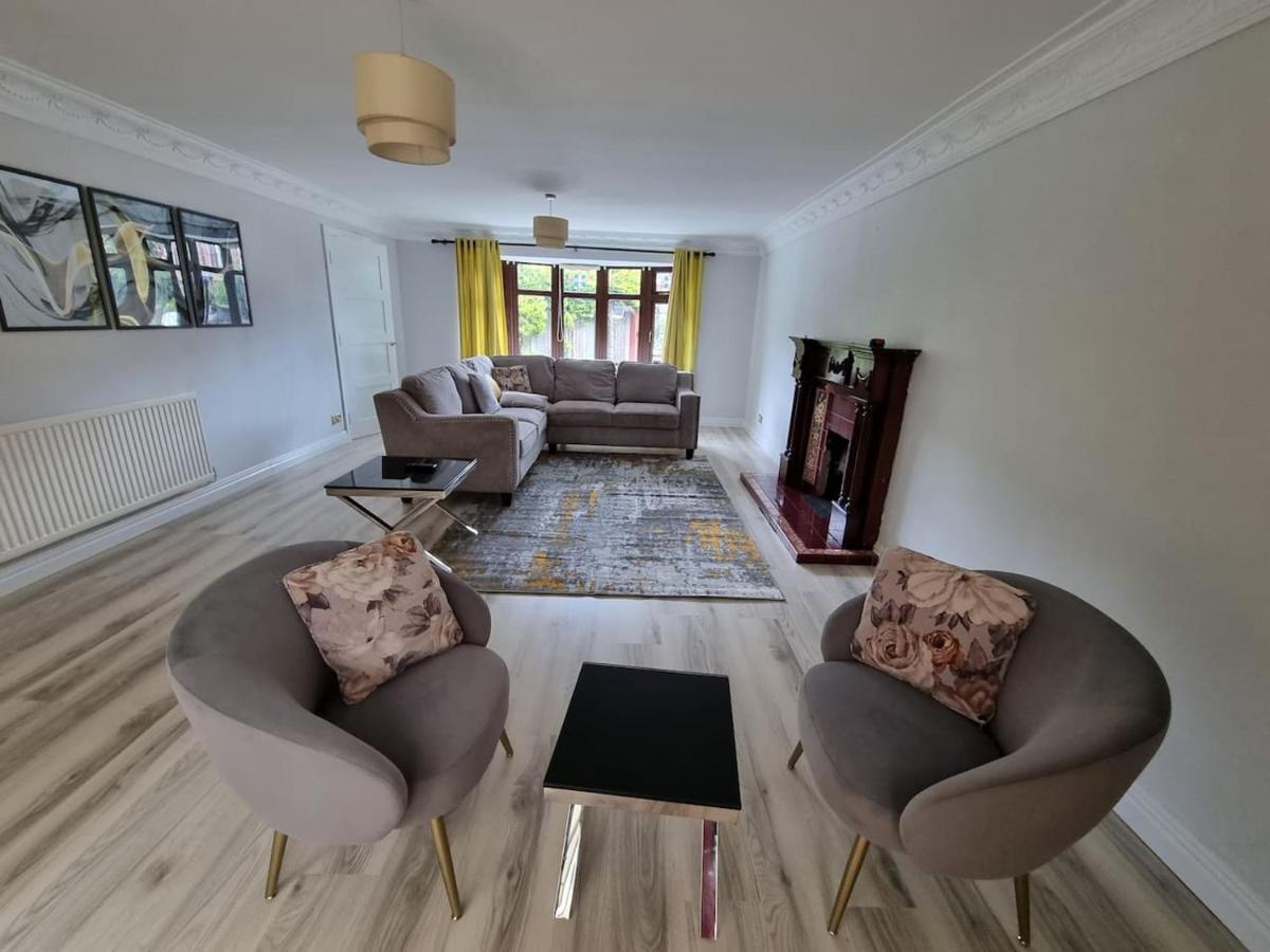 Molineux House 4 Bed With 2 Ensuite Bedrooms, Sleeps 7, Private Gated Parking, Spacious Garden, 5 Mins Walk From Broadgreen Train Station, Close To M62 *