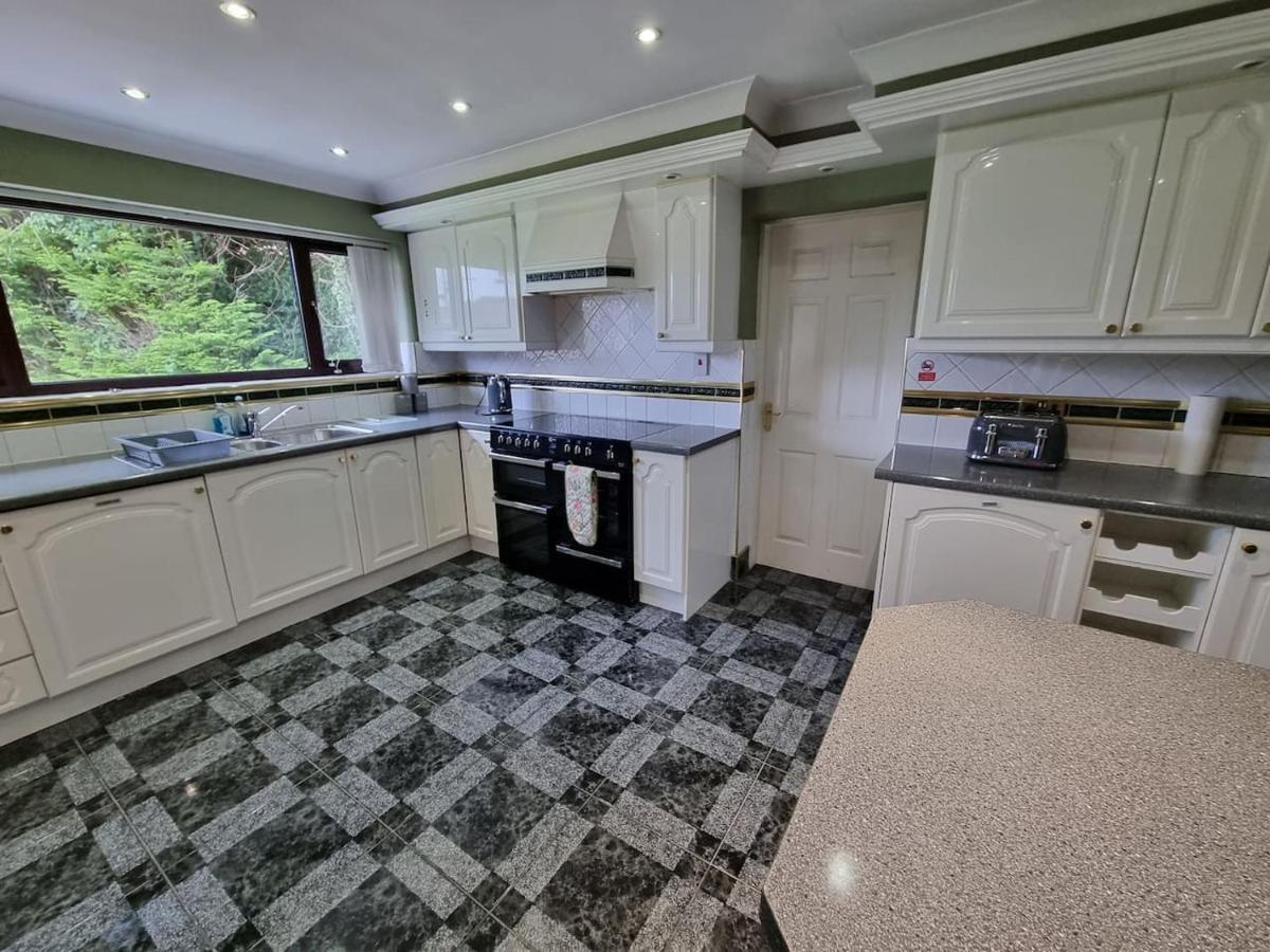 Molineux House 4 Bed With 2 Ensuite Bedrooms, Sleeps 7, Private Gated Parking, Spacious Garden, 5 Mins Walk From Broadgreen Train Station, Close To M62 * Liverpool