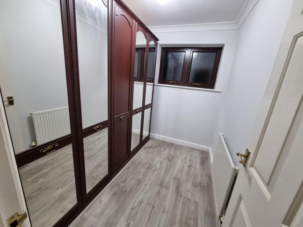 Holiday home Molineux House 4 Bed With 2 Ensuite Bedrooms, Sleeps 7, Private Gated Parking, Spacious Garden, 5 Mins Walk From Broadgreen Train Station, Close To M62