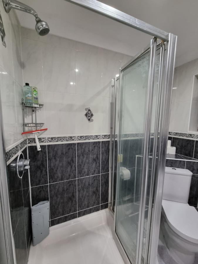 Holiday home Molineux House 4 Bed With 2 Ensuite Bedrooms, Sleeps 7, Private Gated Parking, Spacious Garden, 5 Mins Walk From Broadgreen Train Station, Close To M62 *