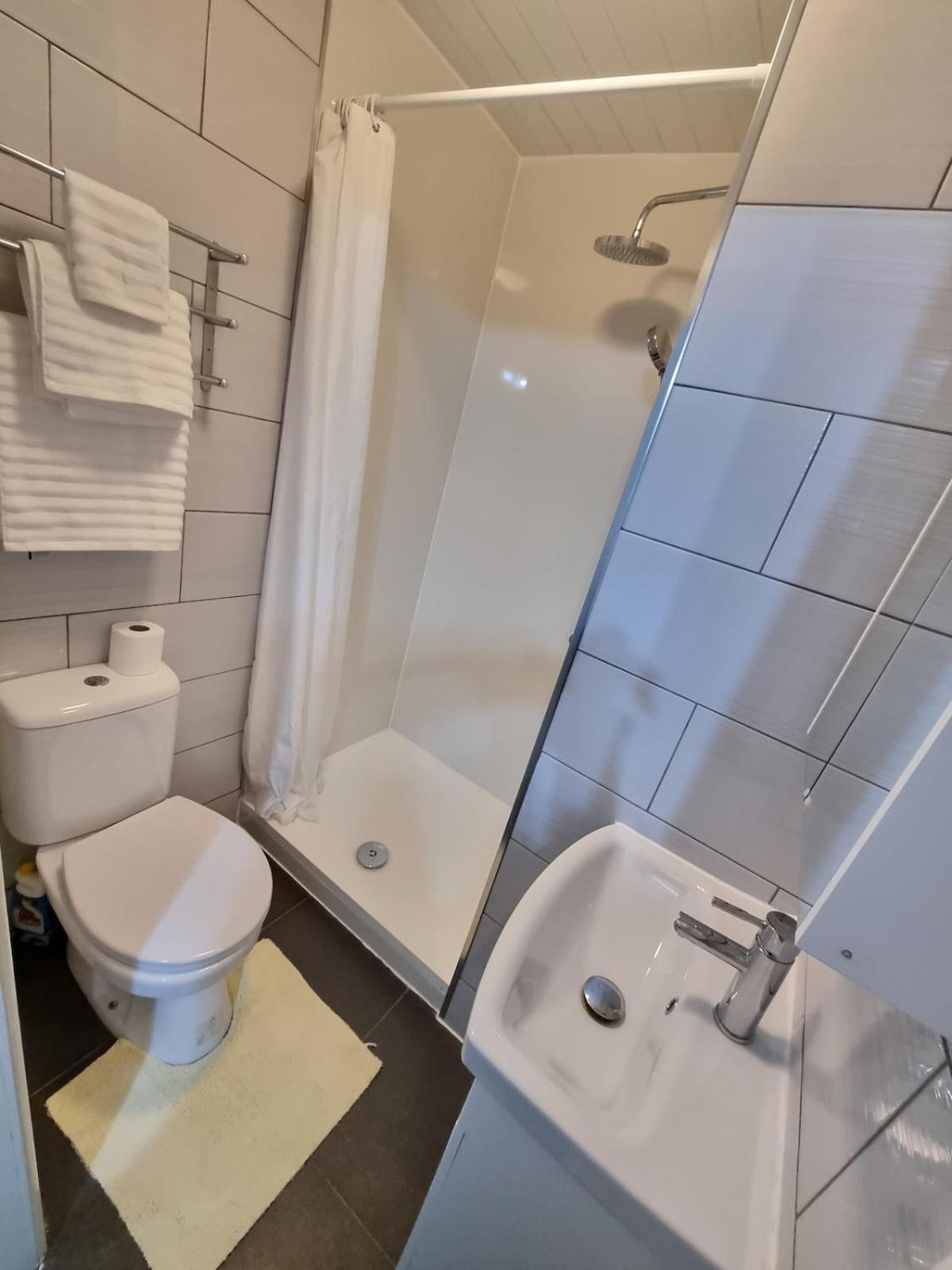 Molineux House 4 Bed With 2 Ensuite Bedrooms, Sleeps 7, Private Gated Parking, Spacious Garden, 5 Mins Walk From Broadgreen Train Station, Close To M62