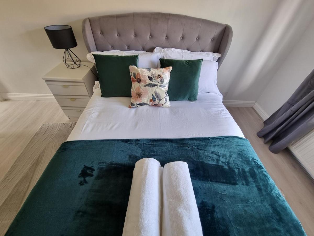 Molineux House 4 Bed With 2 Ensuite Bedrooms, Sleeps 7, Private Gated Parking, Spacious Garden, 5 Mins Walk From Broadgreen Train Station, Close To M62