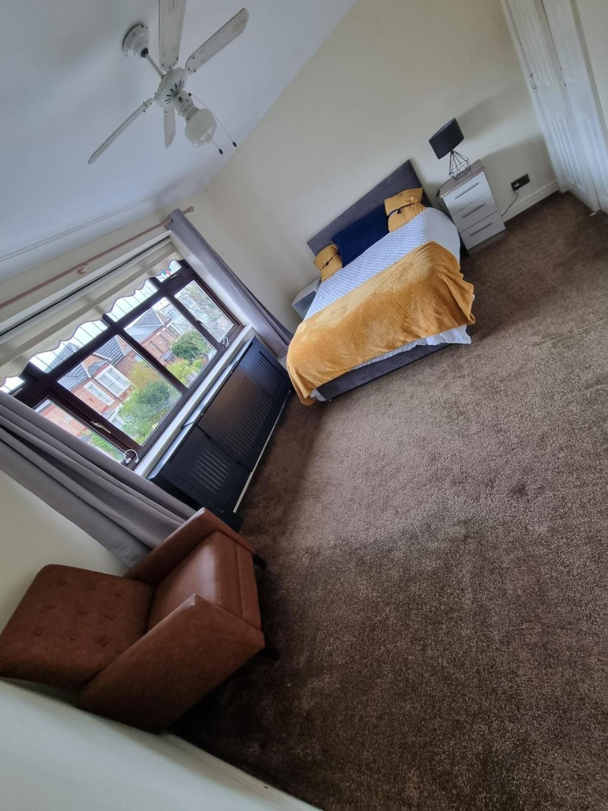 Molineux House 4 Bed With 2 Ensuite Bedrooms, Sleeps 7, Private Gated Parking, Spacious Garden, 5 Mins Walk From Broadgreen Train Station, Close To M62 Holiday home