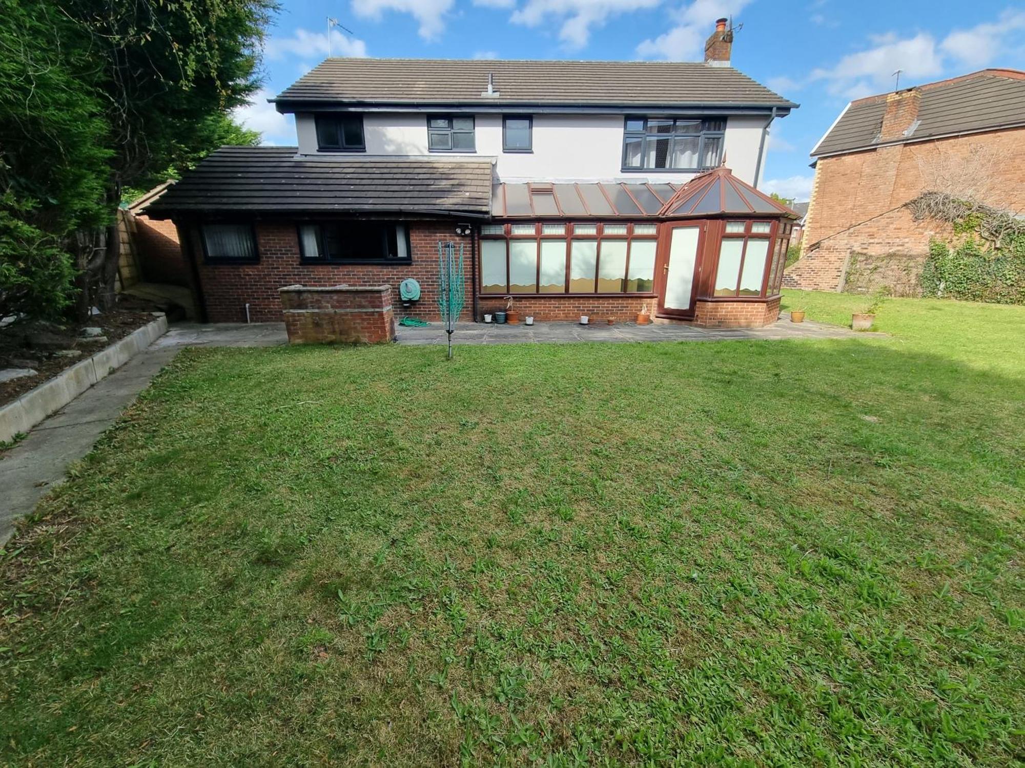 Molineux House 4 Bed With 2 Ensuite Bedrooms, Sleeps 7, Private Gated Parking, Spacious Garden, 5 Mins Walk From Broadgreen Train Station, Close To M62 Holiday home