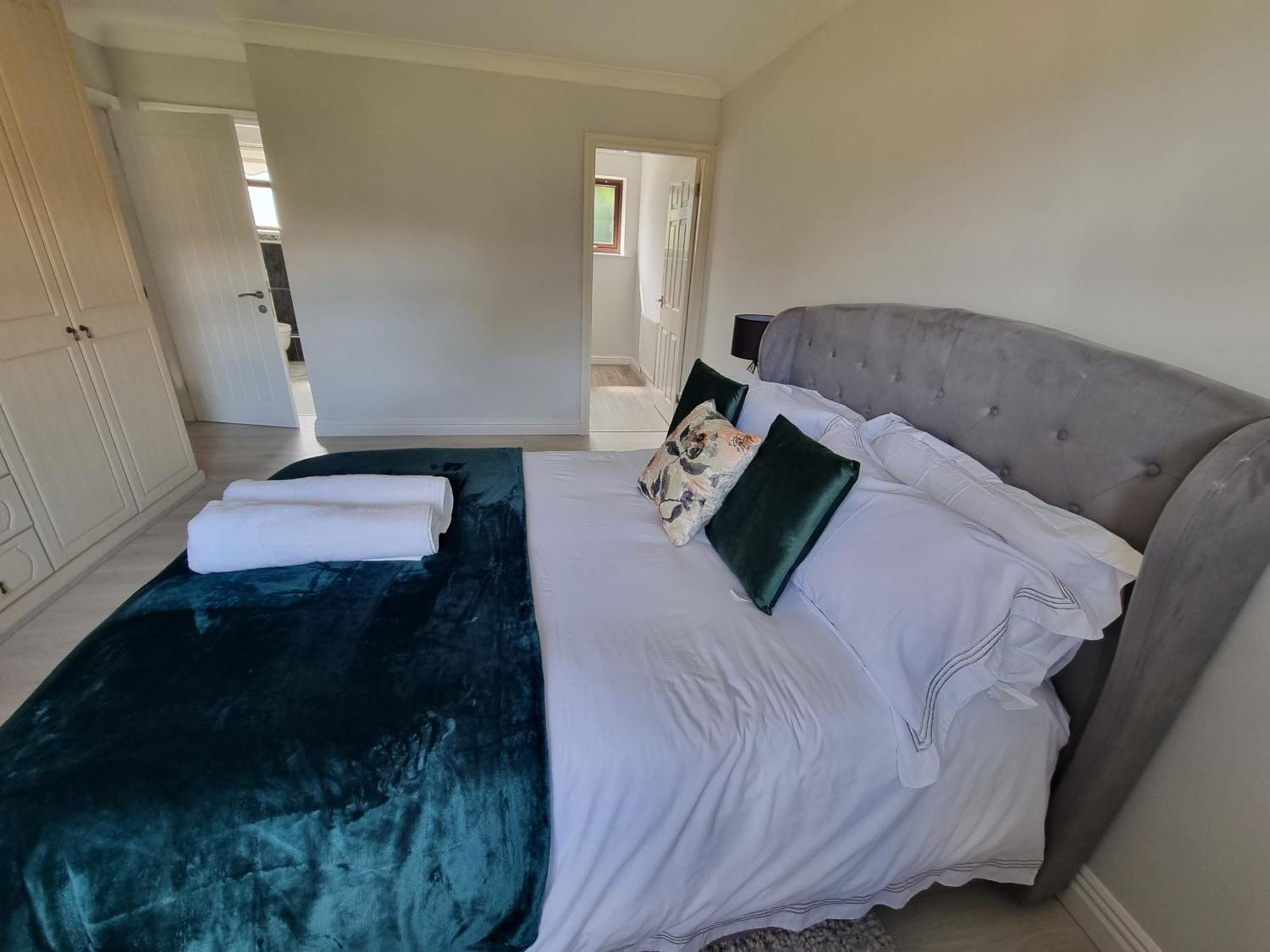 Molineux House 4 Bed With 2 Ensuite Bedrooms, Sleeps 7, Private Gated Parking, Spacious Garden, 5 Mins Walk From Broadgreen Train Station, Close To M62 * Liverpool