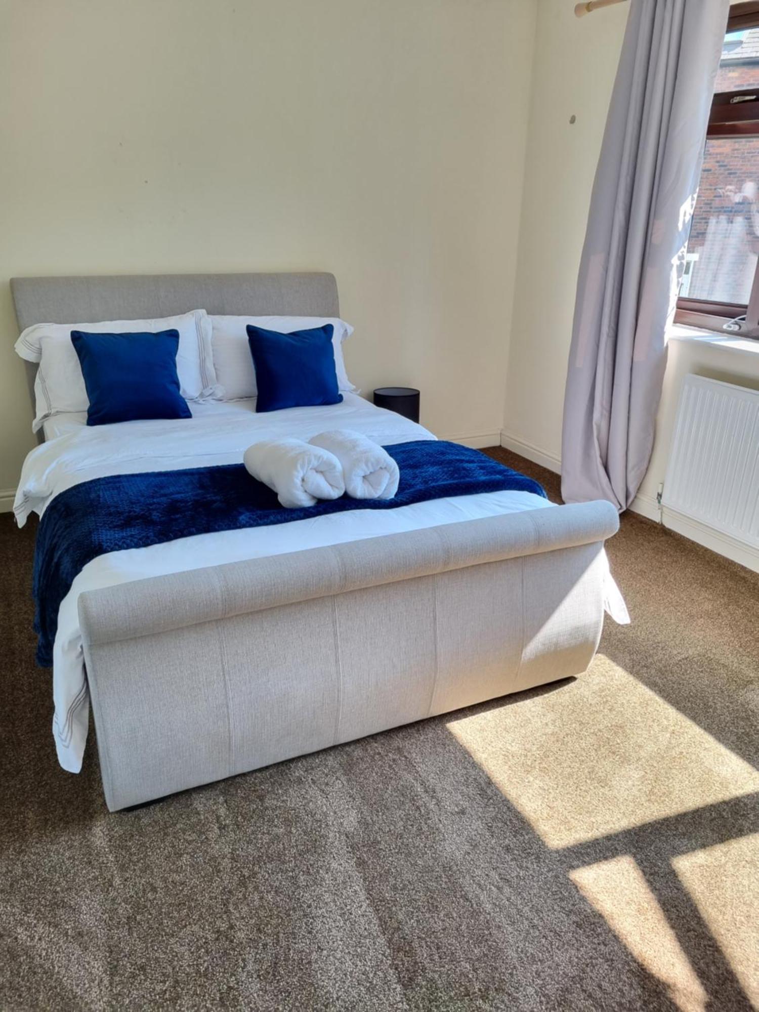 Holiday home Molineux House 4 Bed With 2 Ensuite Bedrooms, Sleeps 7, Private Gated Parking, Spacious Garden, 5 Mins Walk From Broadgreen Train Station, Close To M62
