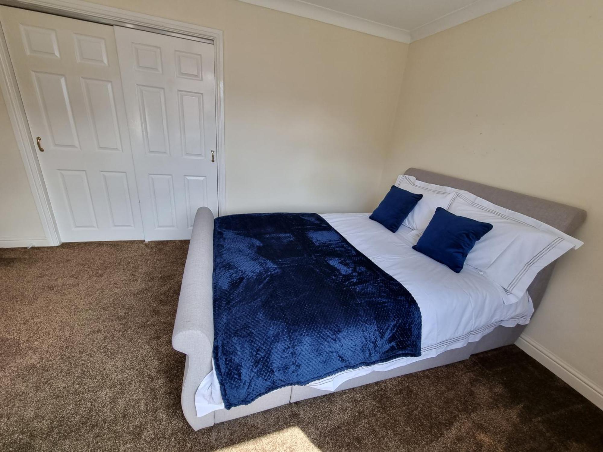 Molineux House 4 Bed With 2 Ensuite Bedrooms, Sleeps 7, Private Gated Parking, Spacious Garden, 5 Mins Walk From Broadgreen Train Station, Close To M62 *