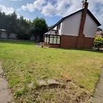 Molineux House 4 Bed With 2 Ensuite Bedrooms, Sleeps 7, Private Gated Parking, Spacious Garden, 5 Mins Walk From Broadgreen Train Station, Close To M62