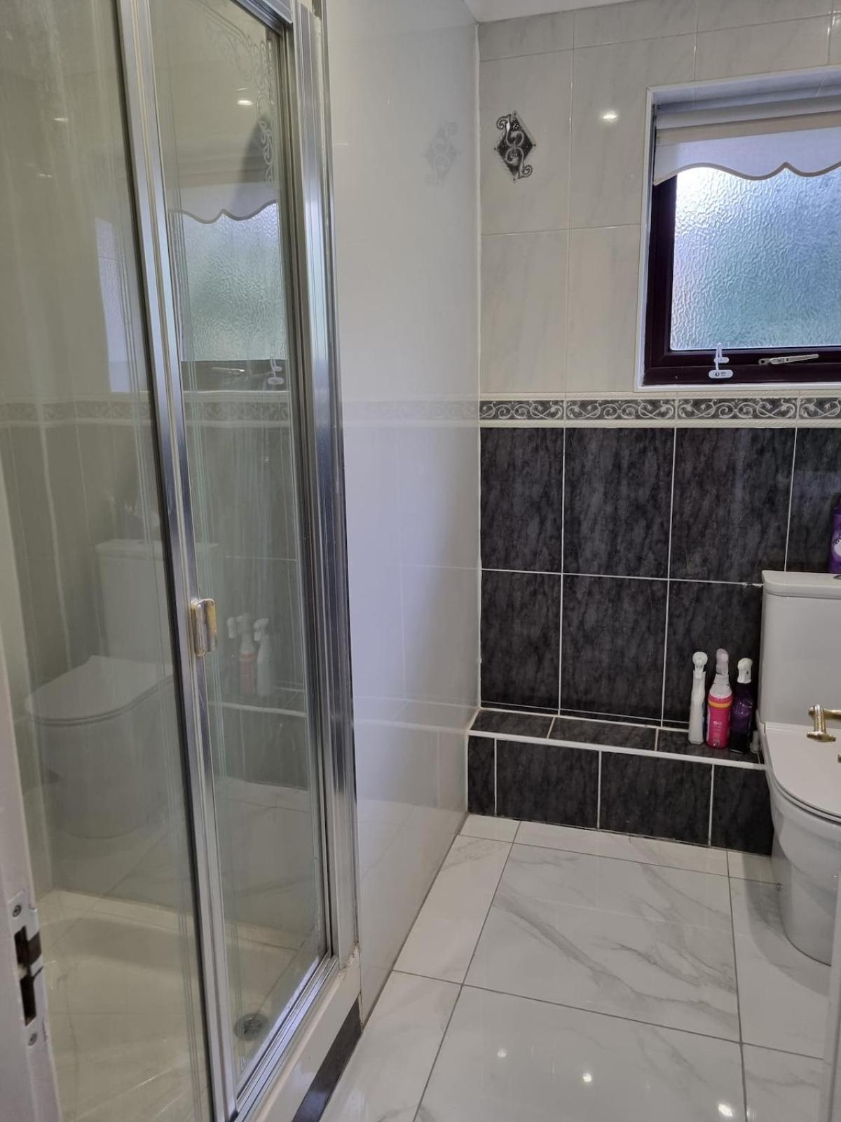 Molineux House 4 Bed With 2 Ensuite Bedrooms, Sleeps 7, Private Gated Parking, Spacious Garden, 5 Mins Walk From Broadgreen Train Station, Close To M62 * Liverpool