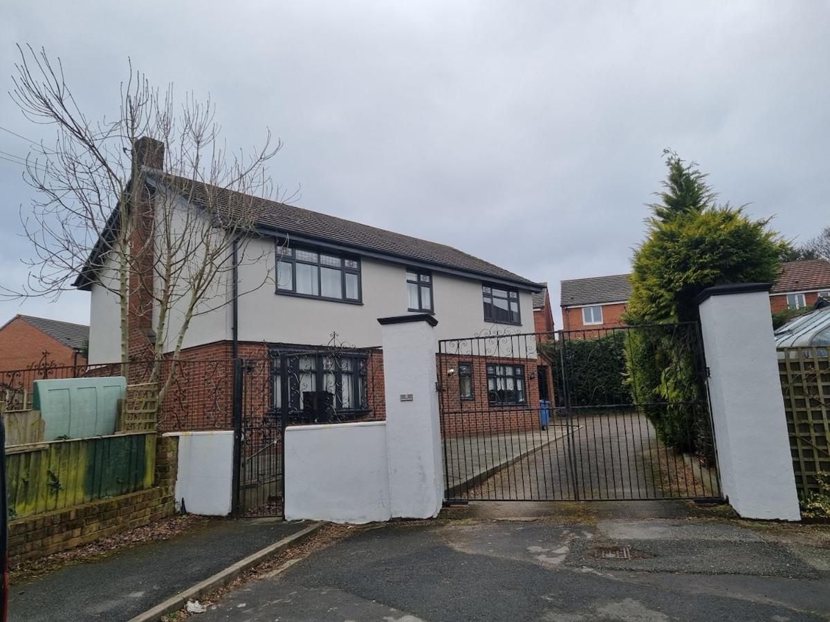 Holiday home Molineux House 4 Bed With 2 Ensuite Bedrooms, Sleeps 7, Private Gated Parking, Spacious Garden, 5 Mins Walk From Broadgreen Train Station, Close To M62