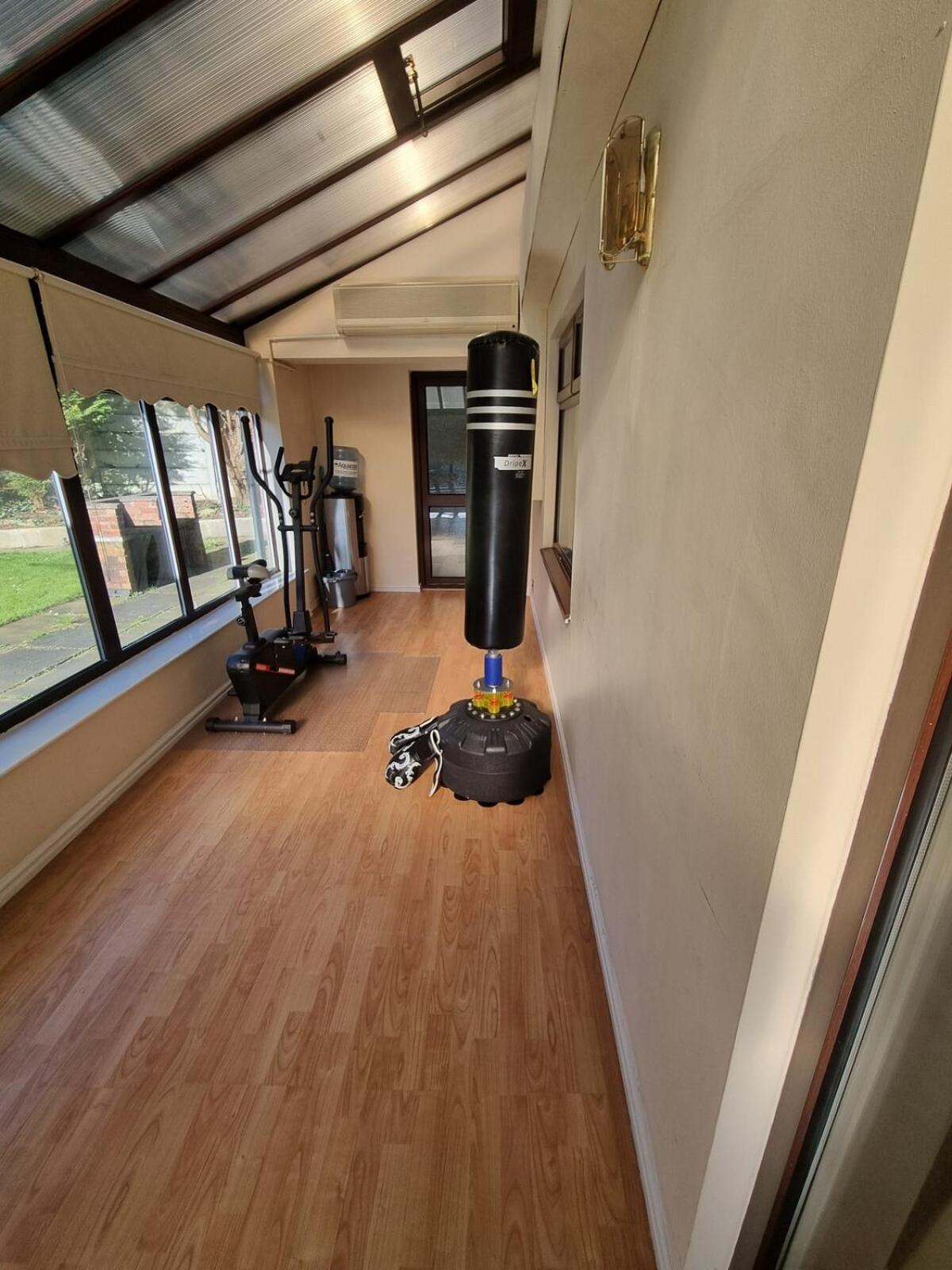 Molineux House 4 Bed With 2 Ensuite Bedrooms, Sleeps 7, Private Gated Parking, Spacious Garden, 5 Mins Walk From Broadgreen Train Station, Close To M62 Holiday home Liverpool