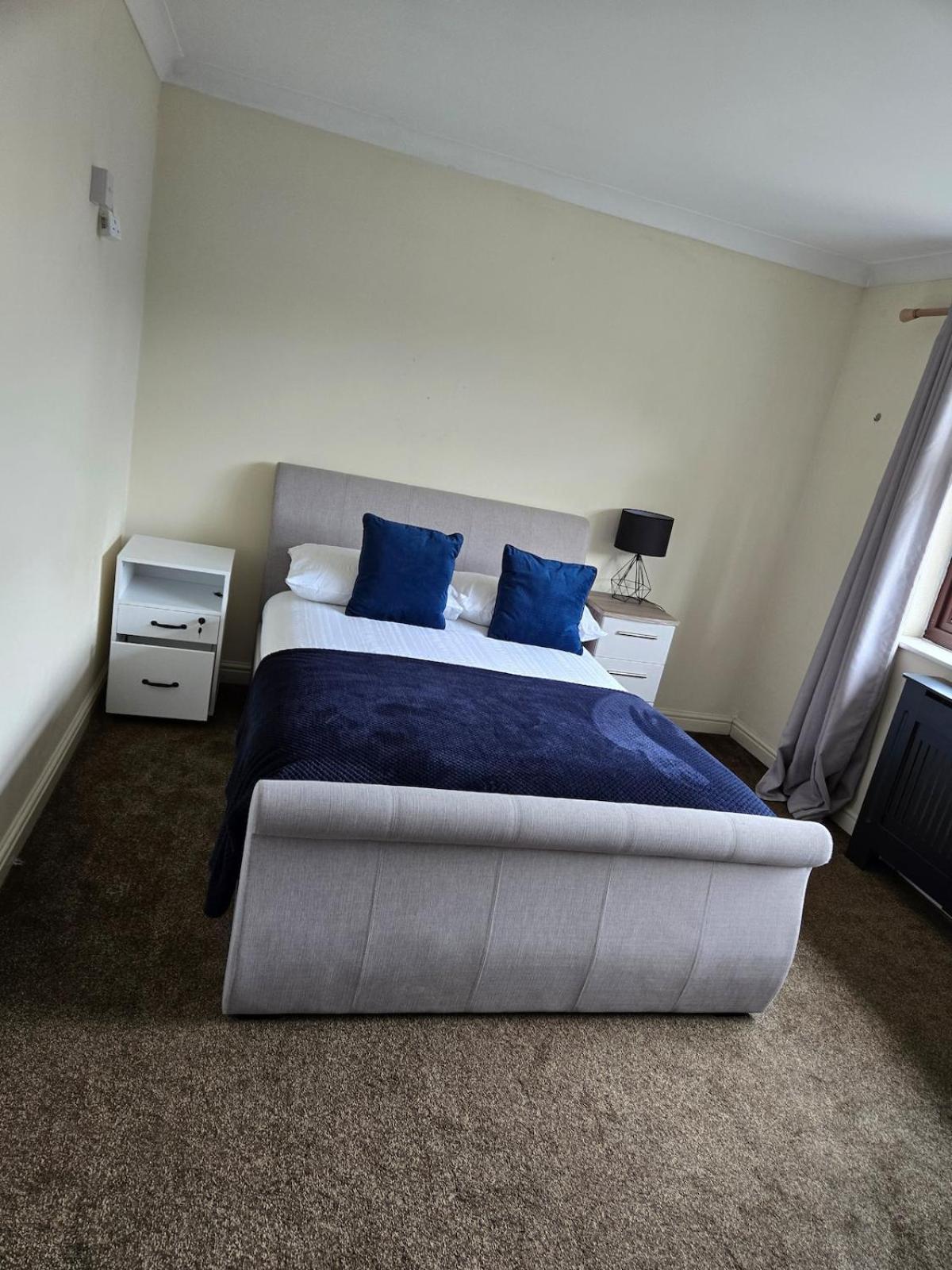 Molineux House 4 Bed With 2 Ensuite Bedrooms, Sleeps 7, Private Gated Parking, Spacious Garden, 5 Mins Walk From Broadgreen Train Station, Close To M62 Liverpool