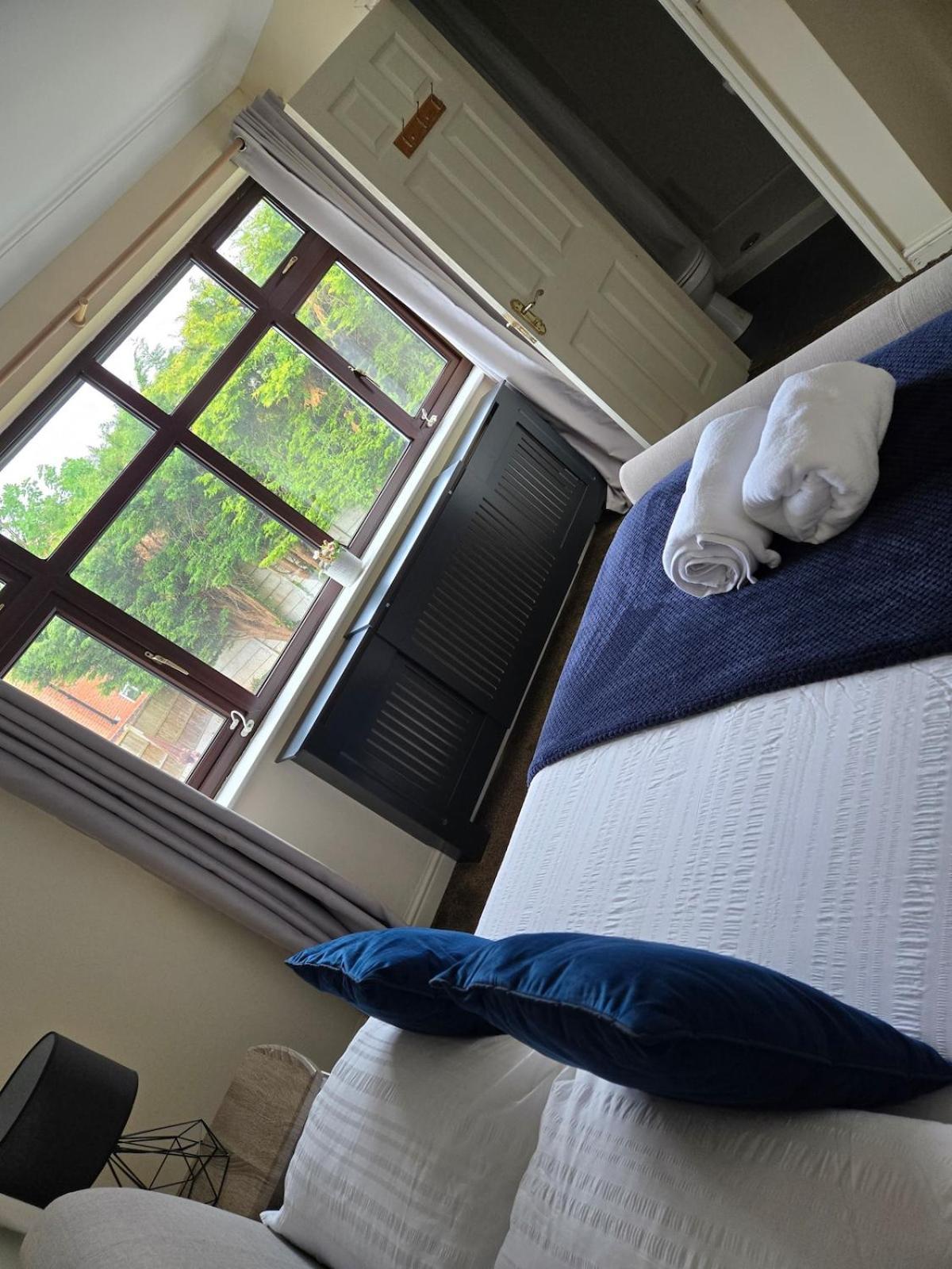 Molineux House 4 Bed With 2 Ensuite Bedrooms, Sleeps 7, Private Gated Parking, Spacious Garden, 5 Mins Walk From Broadgreen Train Station, Close To M62 Holiday home *