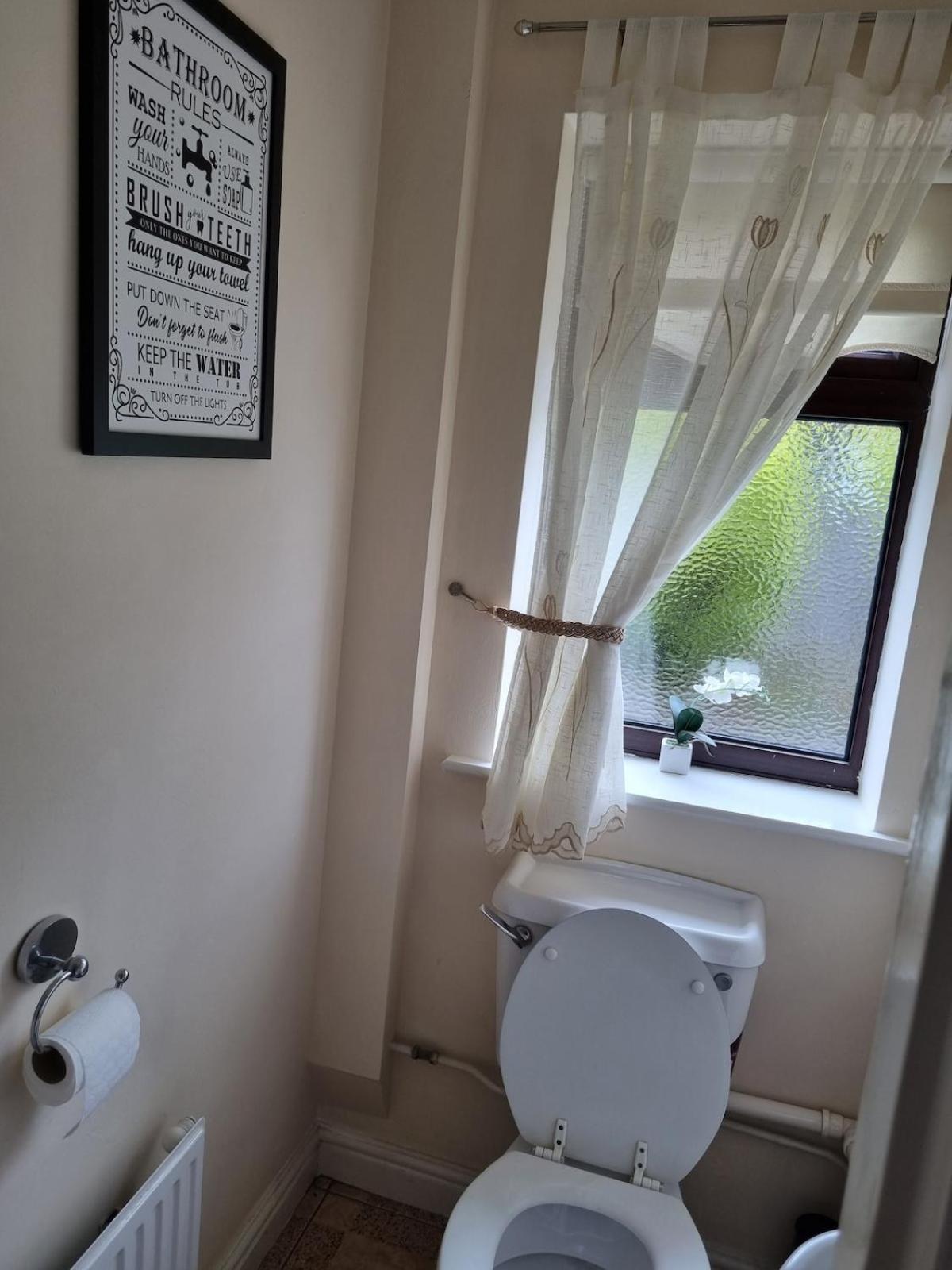 Molineux House 4 Bed With 2 Ensuite Bedrooms, Sleeps 7, Private Gated Parking, Spacious Garden, 5 Mins Walk From Broadgreen Train Station, Close To M62 *