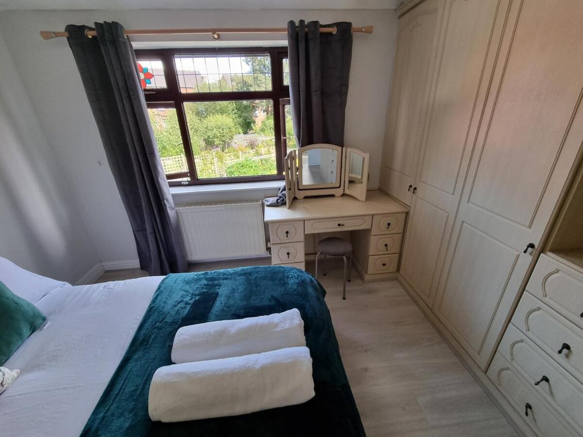 Holiday home Molineux House 4 Bed With 2 Ensuite Bedrooms, Sleeps 7, Private Gated Parking, Spacious Garden, 5 Mins Walk From Broadgreen Train Station, Close To M62 *