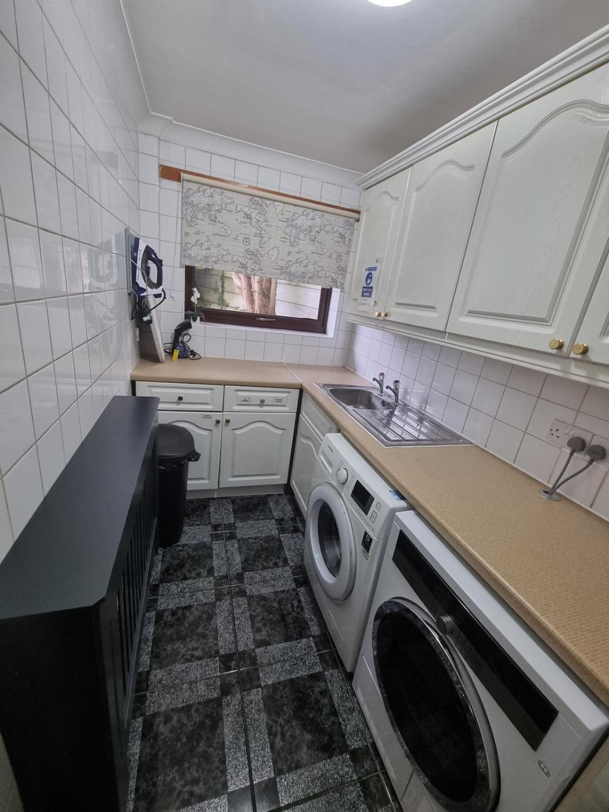 Holiday home Molineux House 4 Bed With 2 Ensuite Bedrooms, Sleeps 7, Private Gated Parking, Spacious Garden, 5 Mins Walk From Broadgreen Train Station, Close To M62 Liverpool