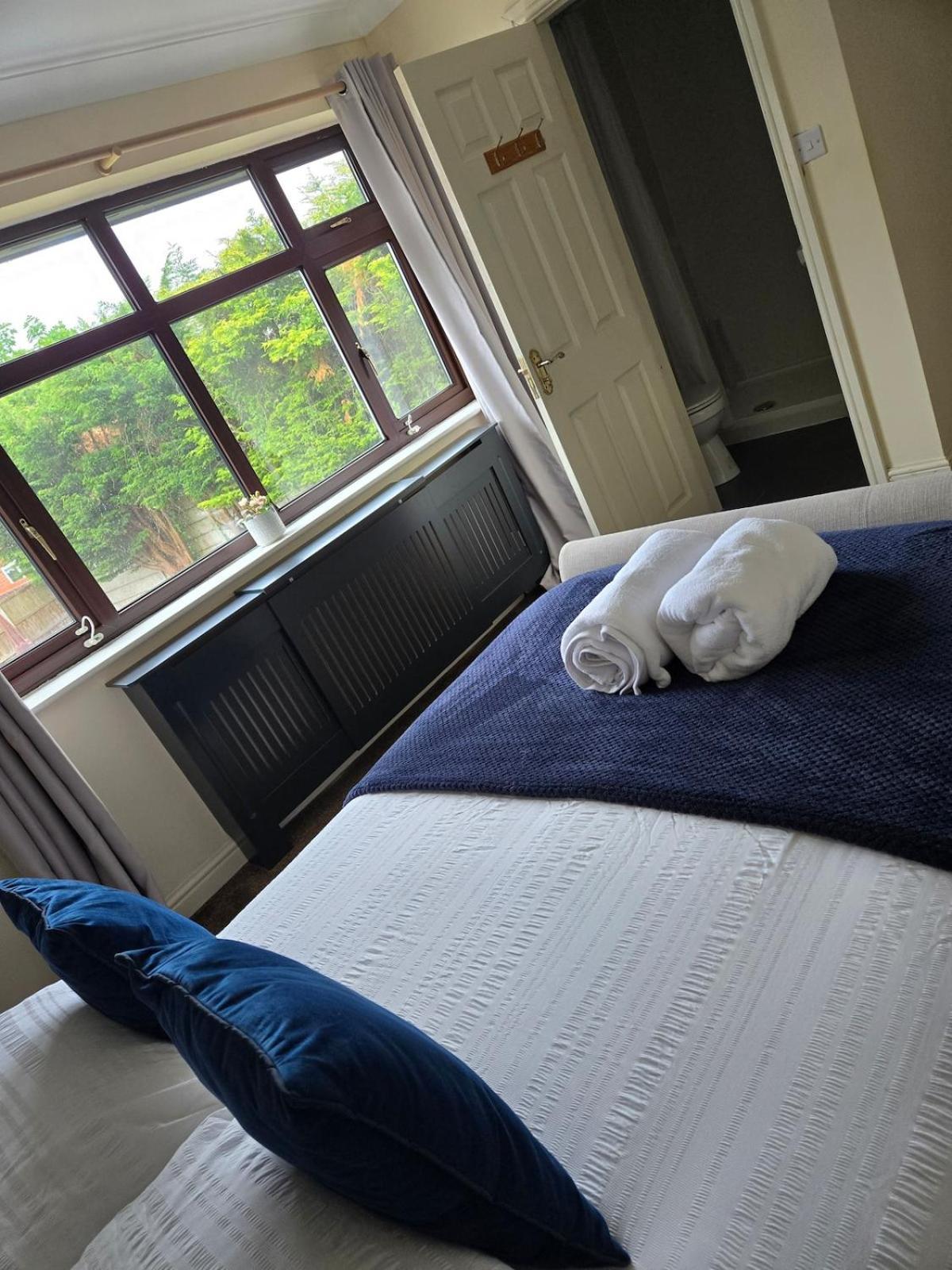 Molineux House 4 Bed With 2 Ensuite Bedrooms, Sleeps 7, Private Gated Parking, Spacious Garden, 5 Mins Walk From Broadgreen Train Station, Close To M62 *