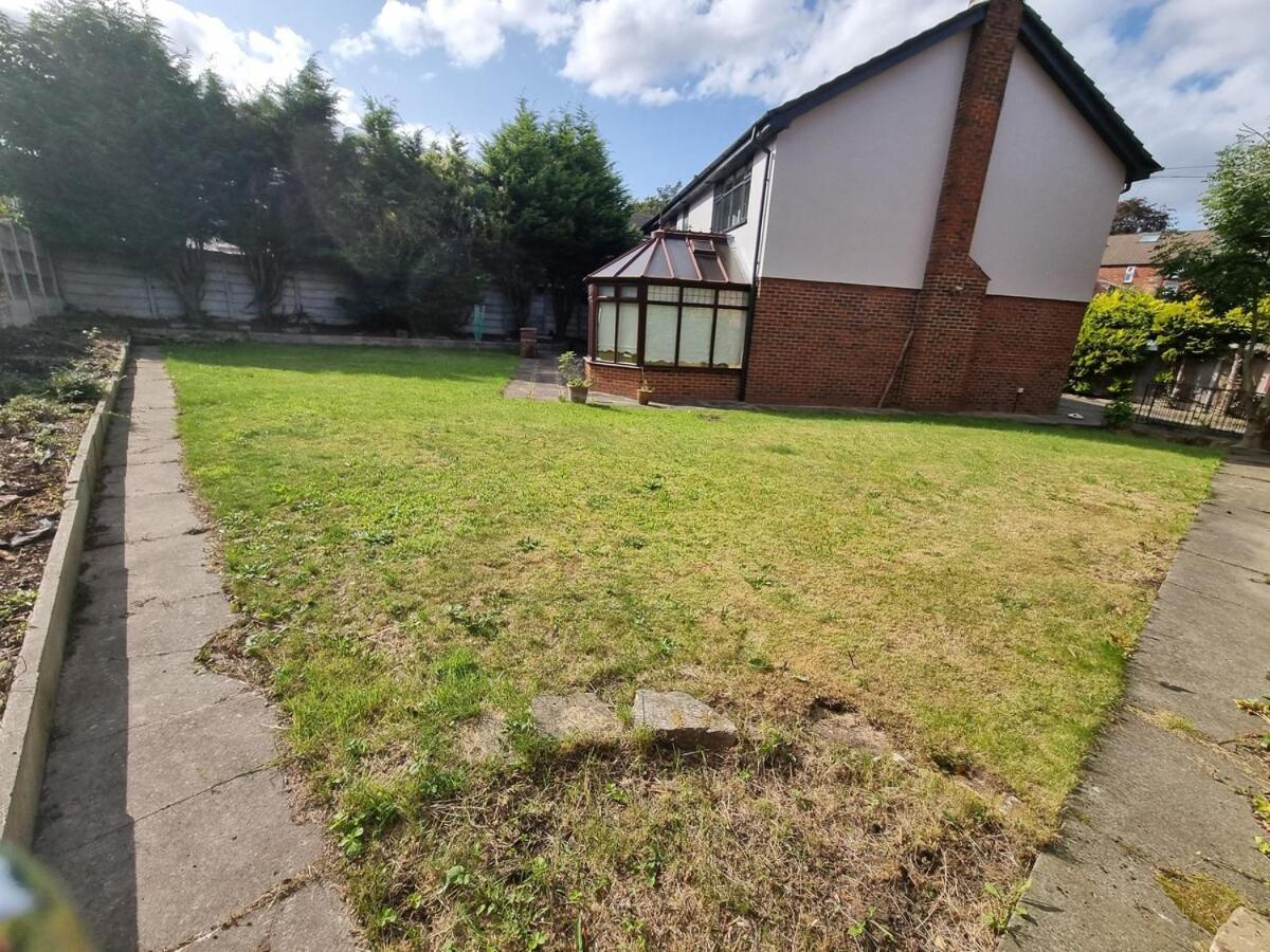Molineux House 4 Bed With 2 Ensuite Bedrooms, Sleeps 7, Private Gated Parking, Spacious Garden, 5 Mins Walk From Broadgreen Train Station, Close To M62 Liverpool