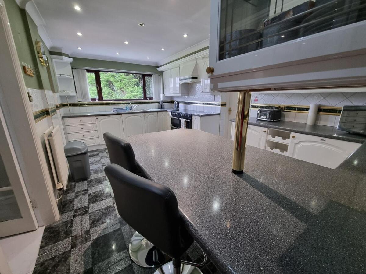 Molineux House 4 Bed With 2 Ensuite Bedrooms, Sleeps 7, Private Gated Parking, Spacious Garden, 5 Mins Walk From Broadgreen Train Station, Close To M62 * Liverpool