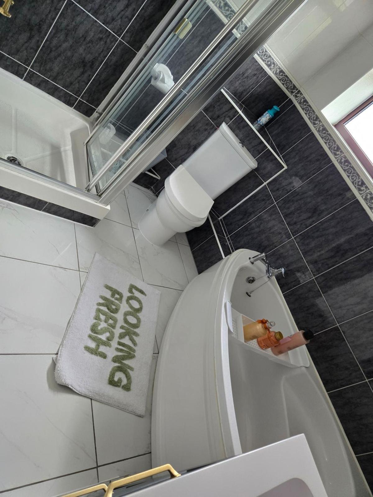 Holiday home Molineux House 4 Bed With 2 Ensuite Bedrooms, Sleeps 7, Private Gated Parking, Spacious Garden, 5 Mins Walk From Broadgreen Train Station, Close To M62 *