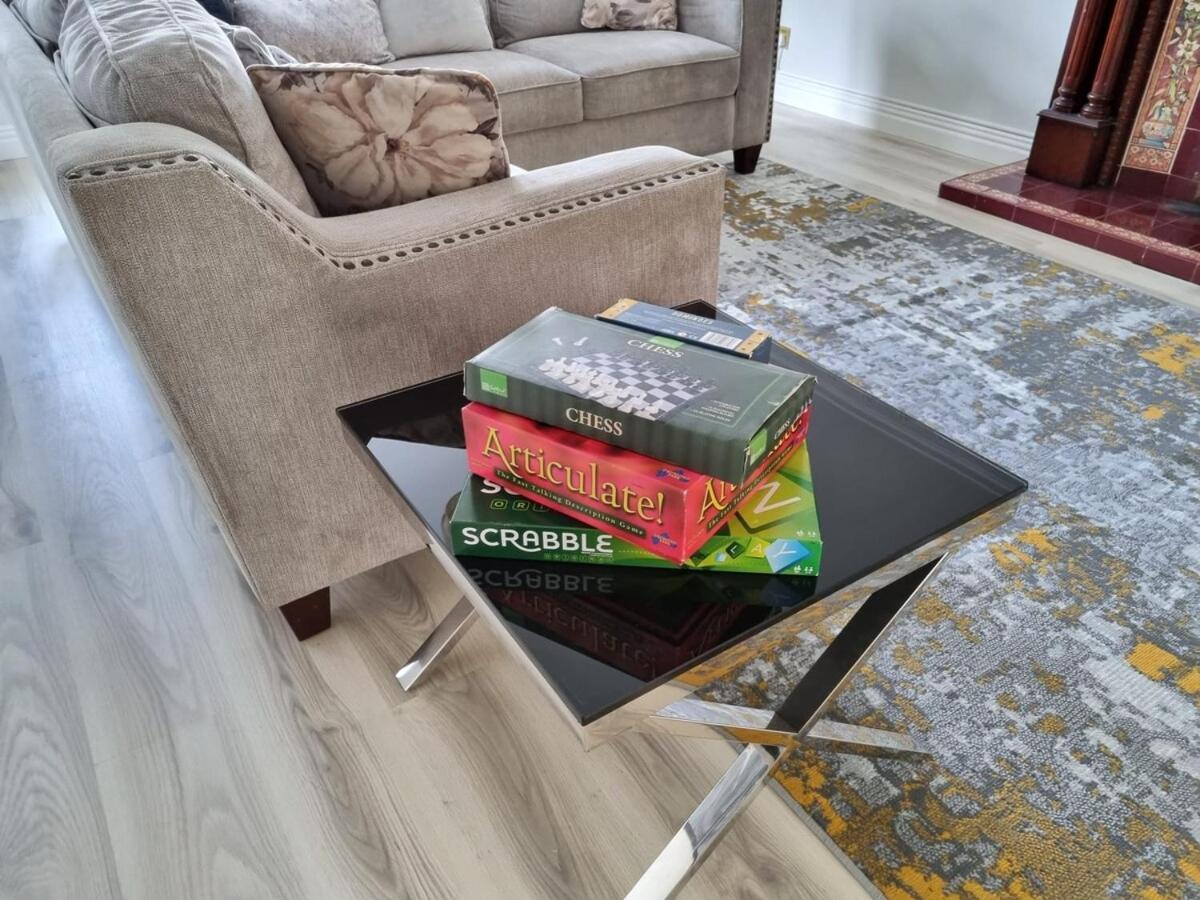 Molineux House 4 Bed With 2 Ensuite Bedrooms, Sleeps 7, Private Gated Parking, Spacious Garden, 5 Mins Walk From Broadgreen Train Station, Close To M62 Holiday home Liverpool