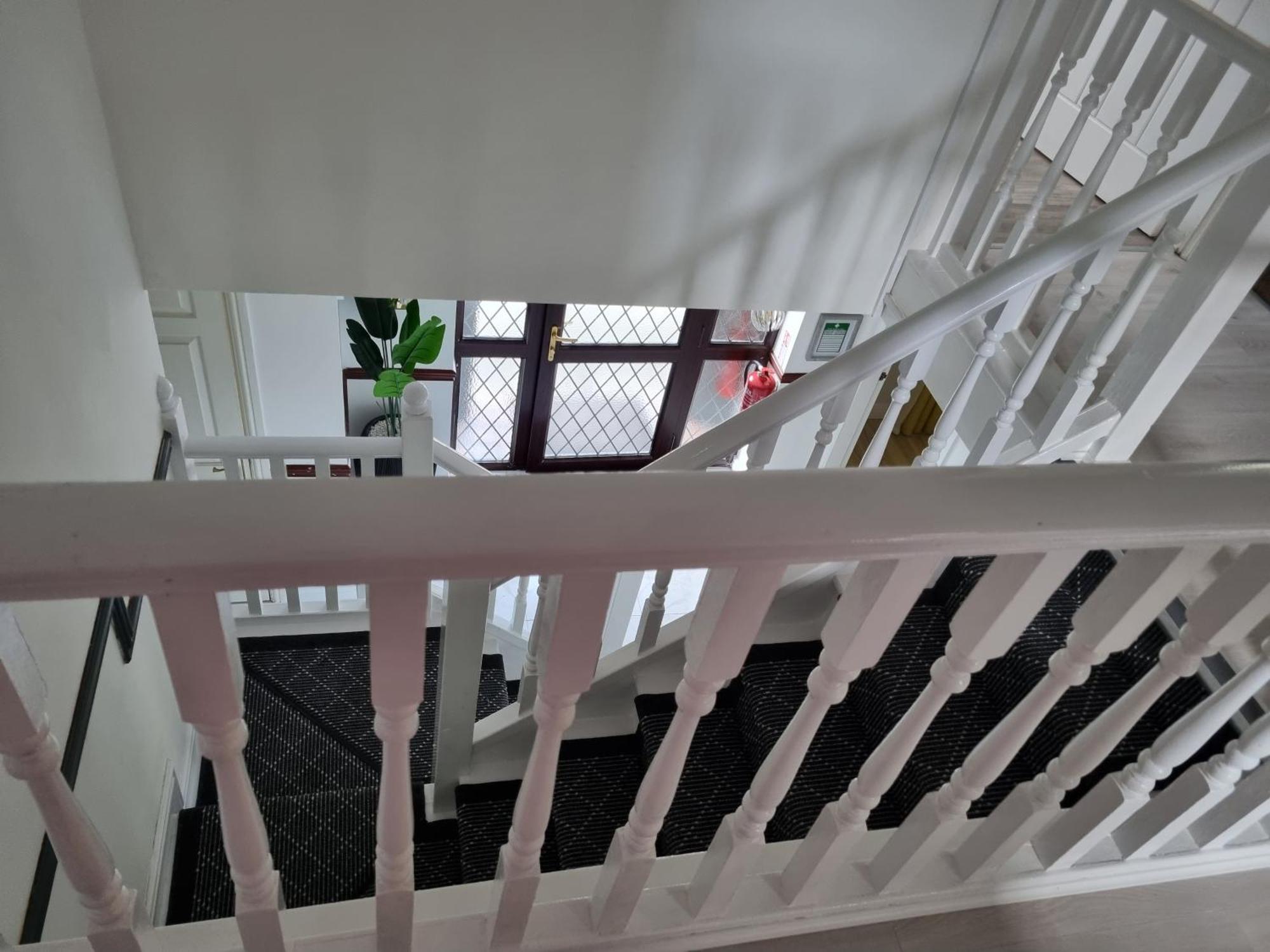 Holiday home Molineux House 4 Bed With 2 Ensuite Bedrooms, Sleeps 7, Private Gated Parking, Spacious Garden, 5 Mins Walk From Broadgreen Train Station, Close To M62 Liverpool
