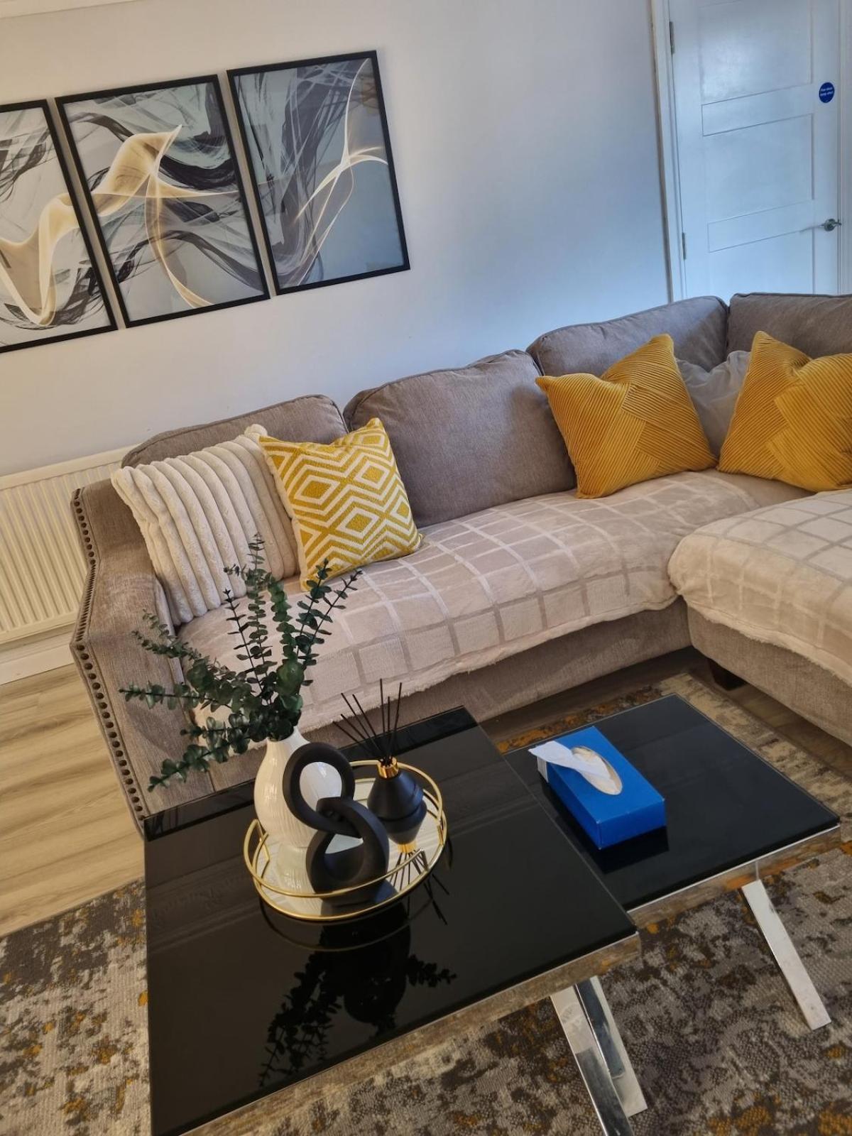 Molineux House 4 Bed With 2 Ensuite Bedrooms, Sleeps 7, Private Gated Parking, Spacious Garden, 5 Mins Walk From Broadgreen Train Station, Close To M62 *