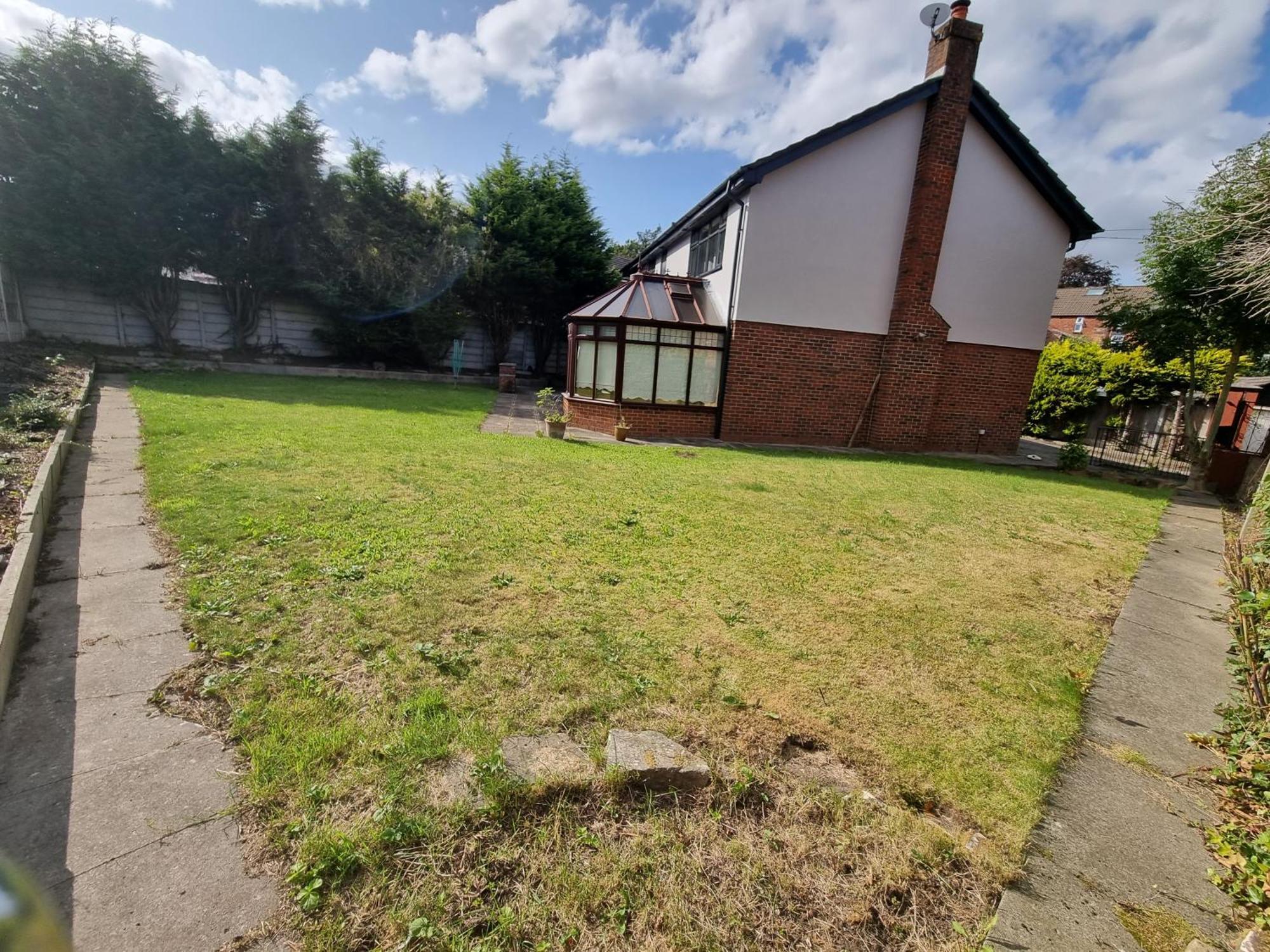 Molineux House 4 Bed With 2 Ensuite Bedrooms, Sleeps 7, Private Gated Parking, Spacious Garden, 5 Mins Walk From Broadgreen Train Station, Close To M62 Holiday home *